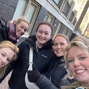 22) Gooische vrouwen met begeleiding op afstand  (Eigen locatie)