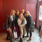 14) Gooische vrouwen met begeleiding op afstand  (Eigen locatie)