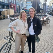 17) Gooische vrouwen met begeleiding op afstand  (Eigen locatie)