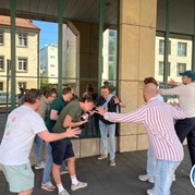 1) The Hangover met begeleiding op afstand  (Eigen locatie)